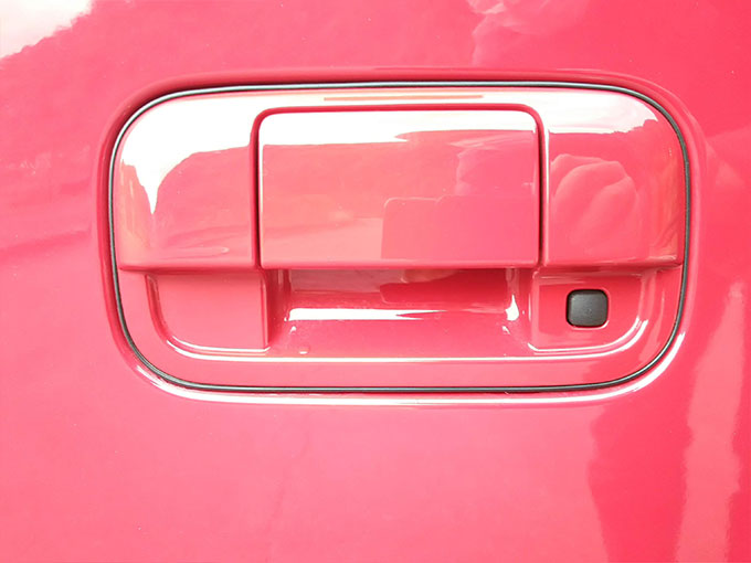 スズキ ワゴンR スティングレー 赤 トランクのドアノブ画像