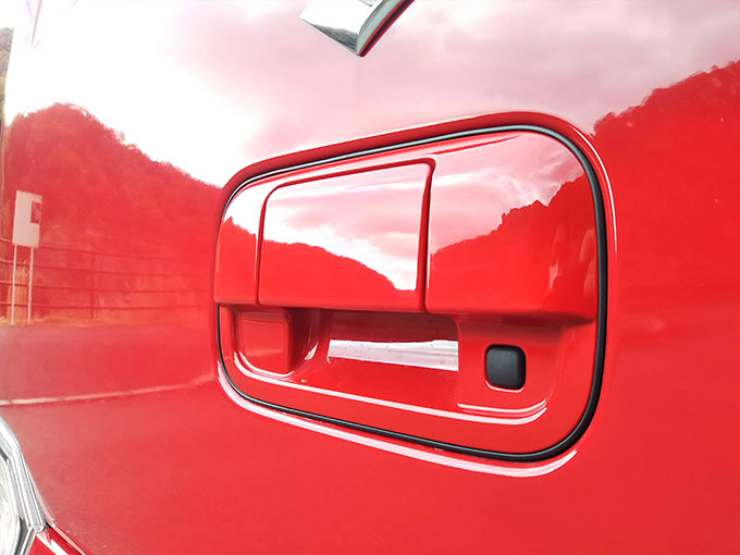 スズキ ワゴンR スティングレー 赤 トランクのドアノブ画像