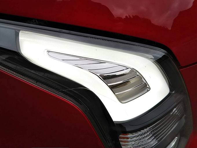 スズキ ワゴンR スティングレー 赤 ライト点灯デザイン