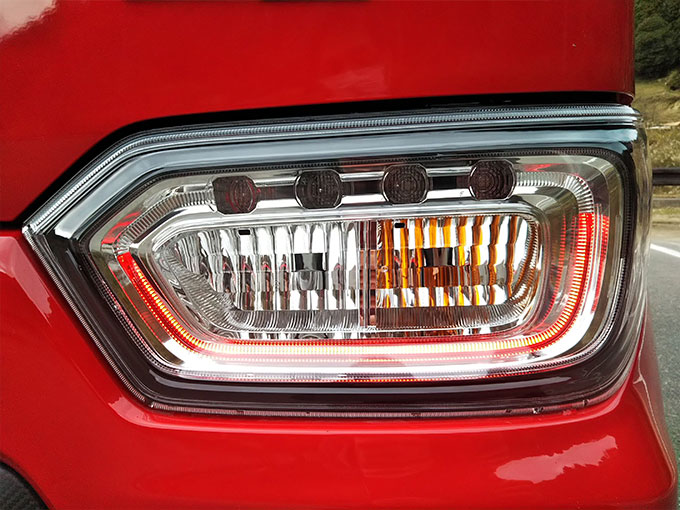 スズキ ワゴンR スティングレー 赤 ライト点灯デザイン